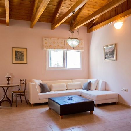 Loft Near The Beach Loutraki  Ngoại thất bức ảnh